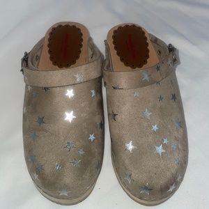 Hanna Anderson clogs tan w/ rose gold stars sz 34 Us size 3